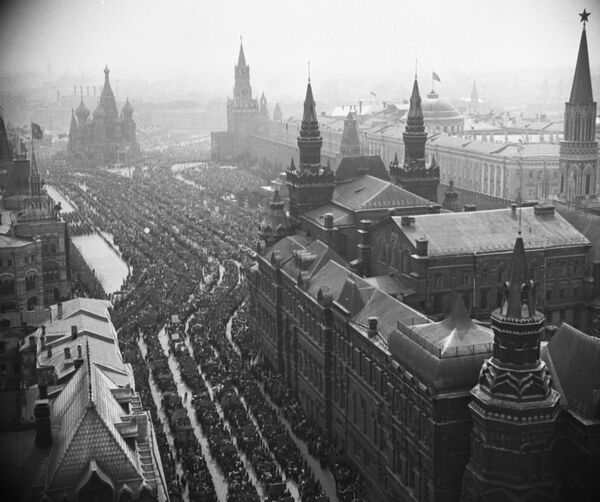 Первомайская демонстрация трудящихся на Красной площади в Москве, 1952 год - Sputnik Абхазия