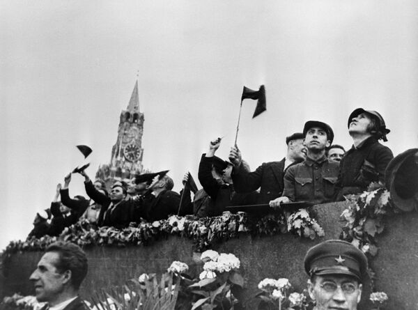 Гости Москвы на трибуне мавзолея Ленина во время первомайской демонстрации на Красной площади, 1934 год - Sputnik Абхазия