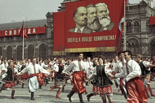 Выступление участников художественной самодеятельности на Красной площади во время празднования Дня международной солидарности трудящихся, 1964 год - Sputnik Абхазия