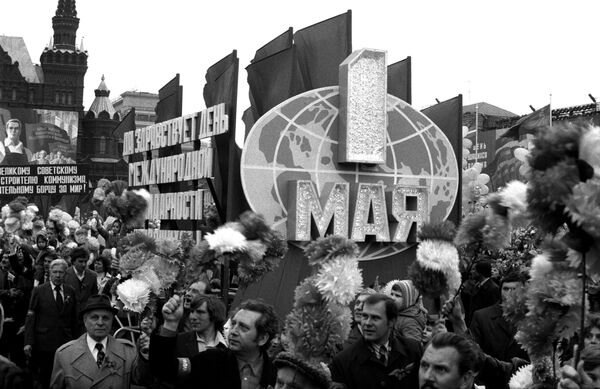 Демонстрация трудящихся на Красной площади в Москве 1 Мая 1982 года - Sputnik Абхазия