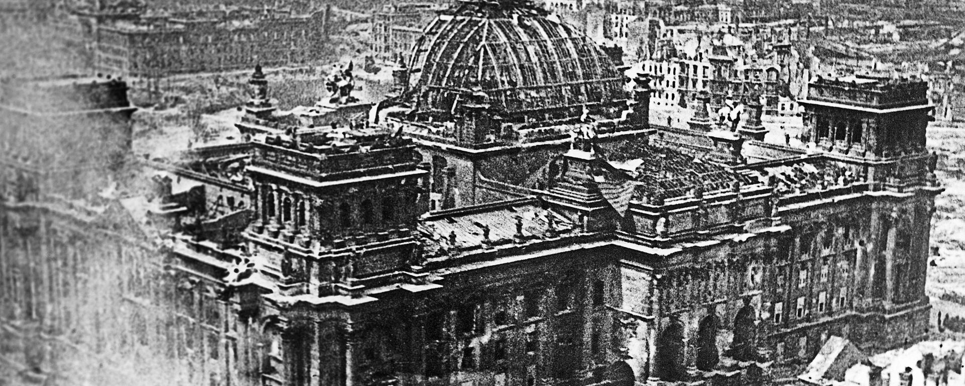 Знамя Победы над рейхстагом, 1 мая 1945 года - Sputnik Абхазия, 1920, 02.05.2026