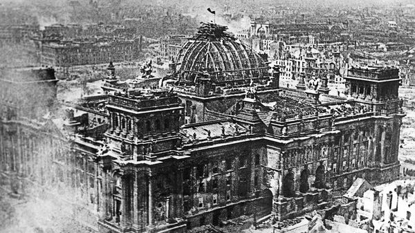 Знамя Победы над рейхстагом, 1 мая 1945 года - Sputnik Абхазия