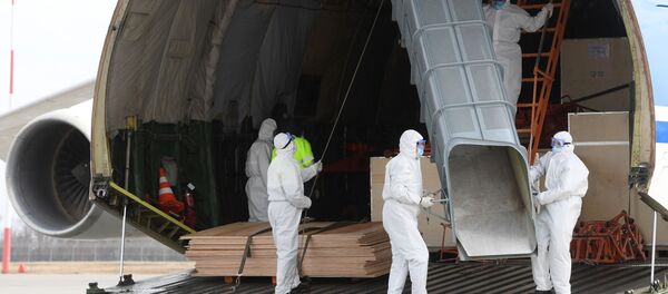 Встреча спецборта с масками и медицинским оборудованием из Хайнаня  - Sputnik Абхазия