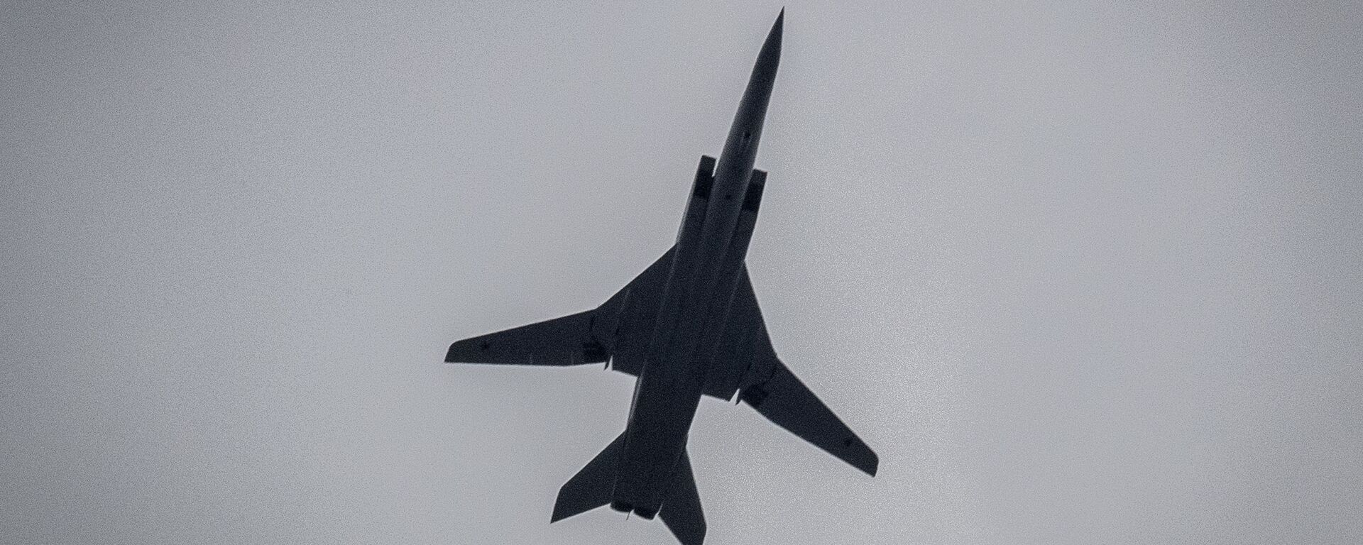 Дальний сверхзвуковой бомбардировщик-ракетоносец Ту-22М3 на репетиции воздушного парада Победы в Москве - Sputnik Абхазия, 1920, 12.06.2025