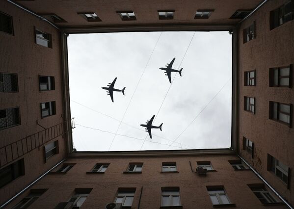 Тяжелые транспортные самолеты Ил-76 на репетиции воздушной части парада Победы в Москве - Sputnik Абхазия