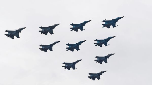 Строй тактическое крыло из истребителей Су-30СМ, Су-35С и бомбардировщиков Су-34 на репетиции воздушной части парада Победы в Москве - Sputnik Абхазия