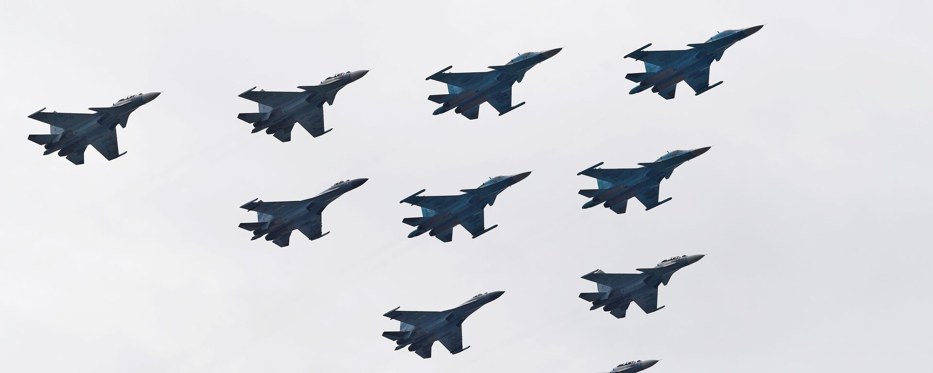 Строй тактическое крыло из истребителей Су-30СМ, Су-35С и бомбардировщиков Су-34 на репетиции воздушной части парада Победы в Москве - Sputnik Абхазия, 1920, 01.03.2024