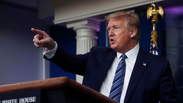 Президент США Дональд Трамп делает жест, отвечая на вопрос во время ежедневного брифинга целевой группы по коронавирусу в Белом доме в Вашингтоне, США, 21 апреля 2020 года - Sputnik Абхазия