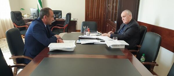 Премьер-министр Республики Абхазия Александр Анкваб провёл рабочую встречу с министром по налогам и сборам Дауром Курмазия. Премьер-министр Республики Абхазия Александр Анкваб провёл рабочую встречу с министром по налогам и сборам Дауром Курмазия. - Sputnik Абхазия