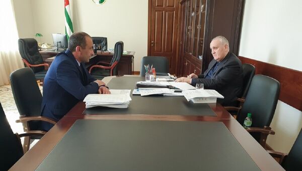 Премьер-министр Республики Абхазия Александр Анкваб провёл рабочую встречу с министром по налогам и сборам Дауром Курмазия. - Sputnik Аҧсны
