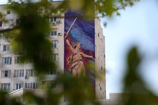 Граффити Родина Мать на фасаде дома в Новороссийске - Sputnik Абхазия