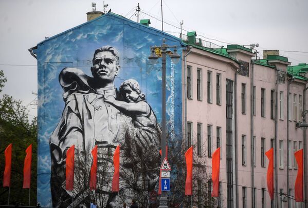 Граффити «Воин-освободитель» на одном из домов Кремлевской набережной в Москве - Sputnik Абхазия