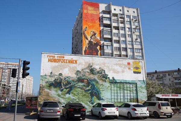 Граффити ко Дню Победы на фасаде дома в Новороссийске - Sputnik Абхазия