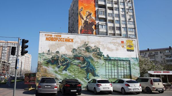 Граффити ко Дню Победы на фасаде дома в Новороссийске - Sputnik Аҧсны