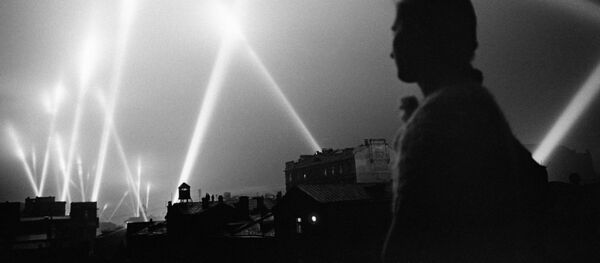 Лучи прожекторов войск ПВО освещают небо Москвы Лучи прожекторов войск ПВО освещают небо Москвы - Sputnik Абхазия