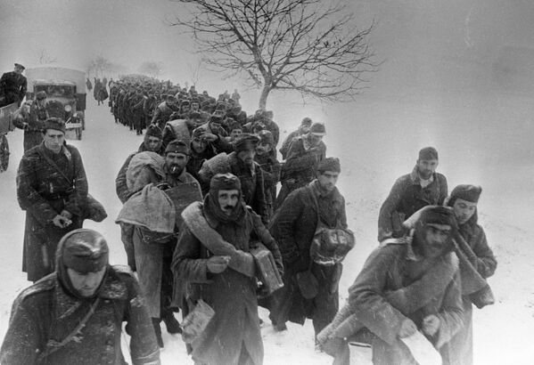 Взятые советскими войсками пленные направляются в тыл, 2-й Украинский фронт - Sputnik Абхазия