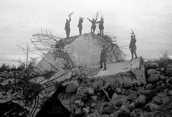 Красноармейцы на обломках одного из немецких дотов, Ленинградский фронт - Sputnik Абхазия