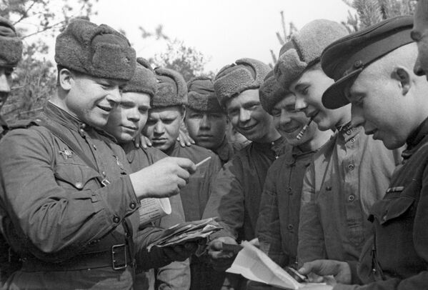 Советские воины во время разбора почты, 2-ой Белорусский фронт - Sputnik Абхазия