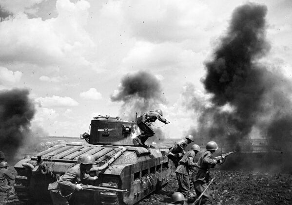 Танковый десант майора Мозгова во время боя в районе Змиева, Юго-Западный фронт - Sputnik Абхазия