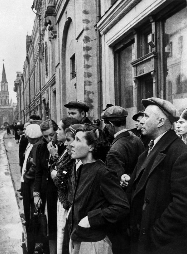 Жители столицы 22 июня 1941 года во время объявления по радио о нападении Германии на СССР - Sputnik Абхазия