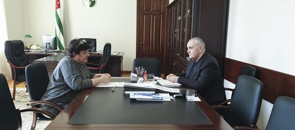 Премьер-министр Республики Абхазия Александр Анкваб провёл рабочую встречу с заместителем начальника отдела по назначению, перерасчету и выплатам пенсий Управления пенсионного фонда России №2 по Адлерскому району г. Сочи Элисо Гургулия Премьер-министр Республики Абхазия Александр Анкваб провёл рабочую встречу с заместителем начальника отдела по назначению, перерасчету и выплатам пенсий Управления пенсионного фонда России №2 по Адлерскому району г. Сочи Элисо Гургулия - Sputnik Абхазия
