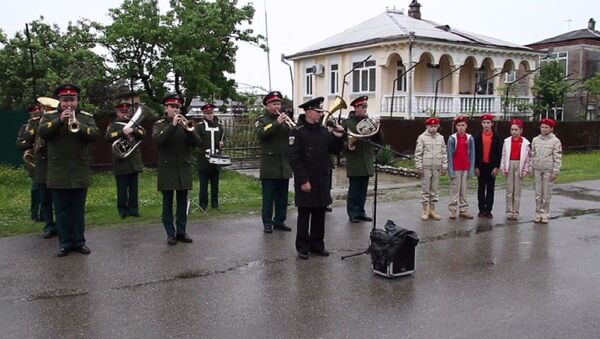 Военнослужащие российской военной базы ЮВО в Абхазии поздравили ветерана Великой Отечественной войны дома с оркестром - Sputnik Абхазия