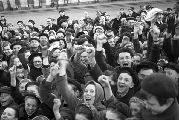 Москвичи на Красной площади утром в День Победы советского народа в Великой Отечественной войне 1941-1945 годов - Sputnik Абхазия