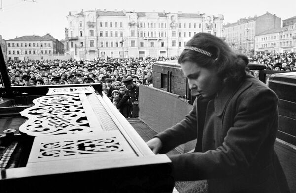 Пианистка Московской консерватории Нина Петровна Емельянова 9 мая 1945 года  - Sputnik Абхазия