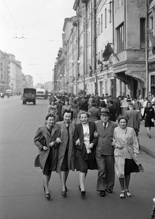 Москвичи на улице Горького (ныне Тверская) 9 мая 1945 года - Sputnik Абхазия