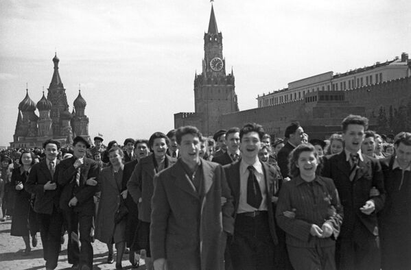 Народное гулянье на Красной площади в честь победы советского народа над фашистской Германией в Великой Отечественной войне - Sputnik Абхазия