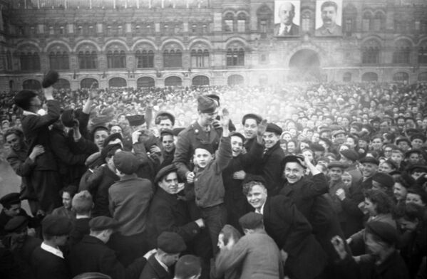 Москвичи на Красной площади в День Победы 9 мая 1945 года - Sputnik Абхазия