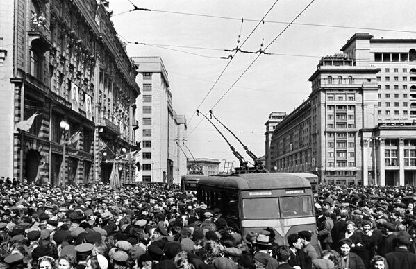 Маи 9, 1945 шықәса. Москва иҟоу Америкатәи Ацҳаражәҳәарҭа аԥхьа. - Sputnik Аҧсны