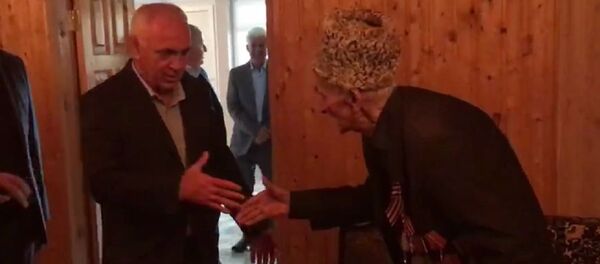 Руководство Абхазии поздравило ветеранов с Днем Победы - Sputnik Абхазия