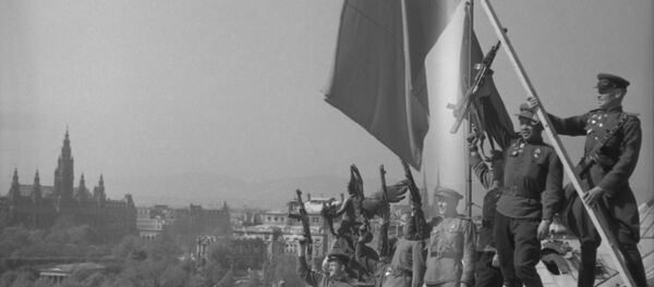 Великая Отечественная война (1941-1945 гг.). Водружение советского знамени в Вене, Австрия. Великая Отечественная война (1941-1945 гг.). Водружение советского знамени в Вене, Австрия. - Sputnik Абхазия