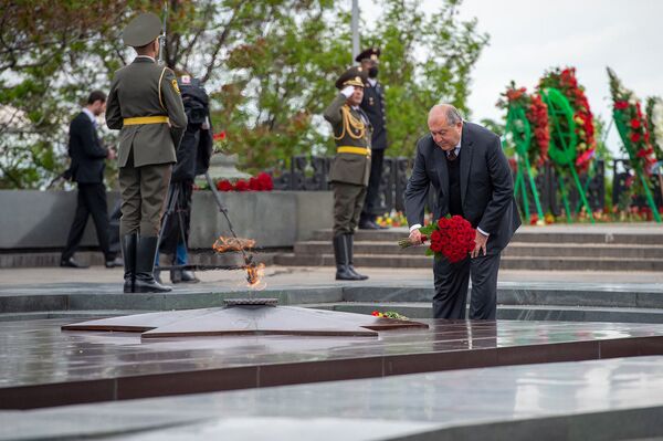Президент Армении Армен Саркисян возложил цветы к Вечному огню в парке Победы в Ереване  - Sputnik Абхазия