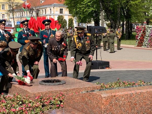 Ветераны вооруженных сил возложили цветы в Гродно (Беларусь) в память о павших в Великой Отечественной войне.    - Sputnik Абхазия