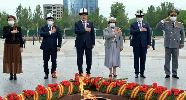 На площади Победы в Бишкеке (Кыргызстан) в честь 75-летия Победы в Великой Отечественной войне состоялся митинг-реквием с участием первых лиц государства  - Sputnik Абхазия