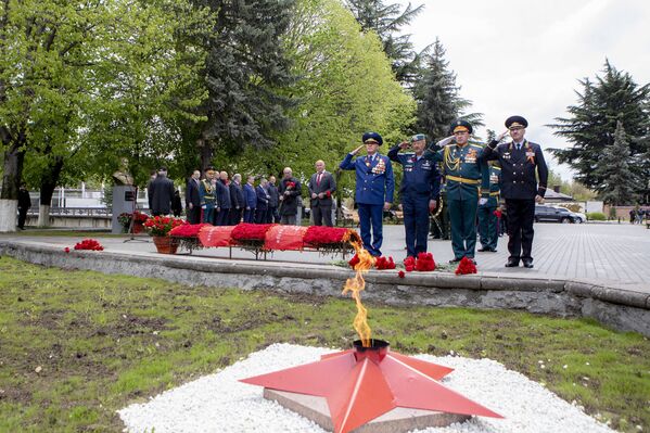 В день празднования 75-й годовщины Победы в Великой Отечественной войне в югоосетинской столице возложили гирлянду Славы у Вечного огня - Sputnik Абхазия