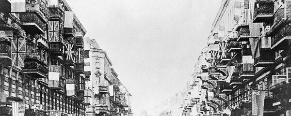 Государственные флаги СССР, США, Великобритании и Франции на одной из улиц Берлина, вывешенные в день подписания в Берлине 5 июня 1945 Декларации о поражении Германии и взятии на себя верховной власти в отношении Германии правительствами СССР, США, Великобритании и Франции. - Sputnik Абхазия