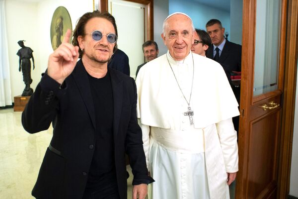 This handout photo taken on September 19, 2018 and released by the Vatican Media, shows Pope Francis (R) welcoming Irish band U2 Paul David Hewson, known by his stage name Bono, prior their meeting at Vatican on September 19, 2018. (Photo by Handout / VATICAN MEDIA / AFP) / RESTRICTED TO EDITORIAL USE - MANDATORY CREDIT AFP PHOTO / VATICAN MEDIA - NO MARKETING NO ADVERTISING CAMPAIGNS - DISTRIBUTED AS A SERVICE TO CLIENTS - Sputnik Абхазия