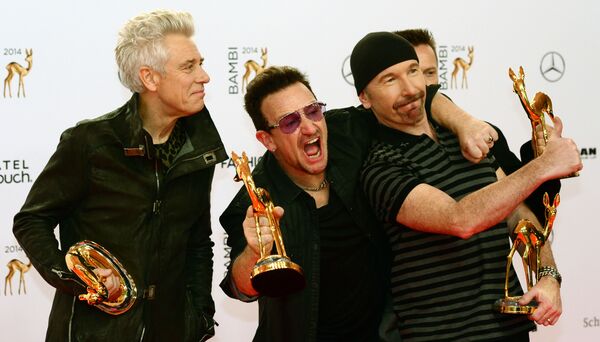 Irish singer-songwriter Bono (2nd L) and members of his band U2 pose with their trophies they were given in the category Music International during the Bambi awards on November 13, 2014 in Berlin. The Bambis are the main German media awards.     AFP PHOTO / JOHN MACDOUGALL (Photo by JOHN MACDOUGALL / AFP) - Sputnik Абхазия