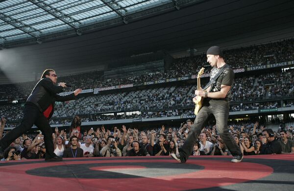 Bono (L) and The Edge from the Irish rock band U2 perform on stage 09 July 2005 at the stade de France in Saint-Denis. AFP PHOTO BERTRAND GUAY (Photo by BERTRAND GUAY / AFP) - Sputnik Абхазия
