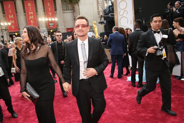 HOLLYWOOD, CA - MARCH 02: Ali Hewson and Bono of U2 attends the Oscars at Hollywood & Highland Center on March 2, 2014 in Hollywood, California.   Christopher Polk/Getty Images/AFP - Sputnik Абхазия