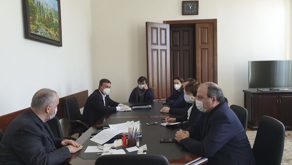 Премьер-министр Республики Абхазия Александр Анкваб провёл совещание с участием вице-премьеров, глав ведомств здравоохранения и сферы санитарного контроля. - Sputnik Аҧсны