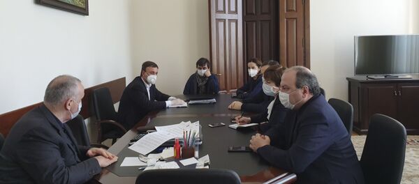 Премьер-министр Республики Абхазия Александр Анкваб провёл совещание с участием вице-премьеров, глав ведомств здравоохранения и сферы санитарного контроля. Премьер-министр Республики Абхазия Александр Анкваб провёл совещание с участием вице-премьеров, глав ведомств здравоохранения и сферы санитарного контроля. - Sputnik Аҧсны