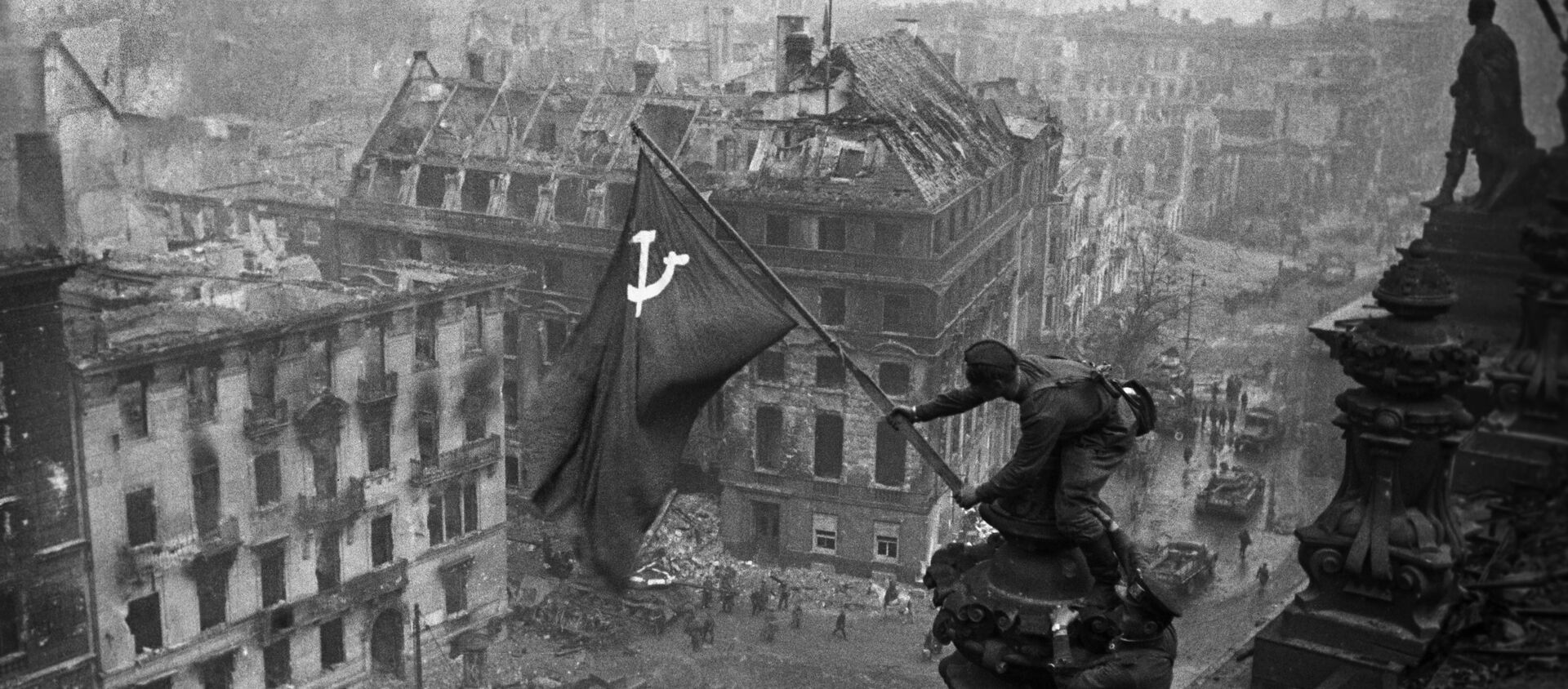 Знамя Победы на здании Рейхстага в Берлине, архивное фото - Sputnik Абхазия, 1920, 11.05.2020
