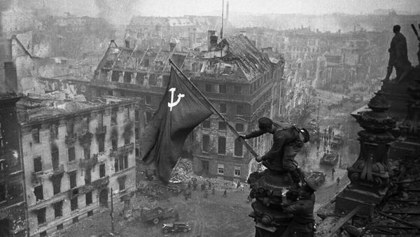 Знамя Победы на здании Рейхстага в Берлине, архивное фото - Sputnik Абхазия