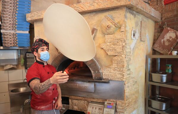 Приготовление пиццы в ресторане после облегчения карантинных мер в Германии - Sputnik Абхазия