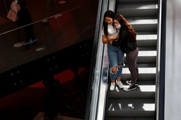 Девушки в торговом центре после облегчения карантинных мер в Бельгии  - Sputnik Абхазия