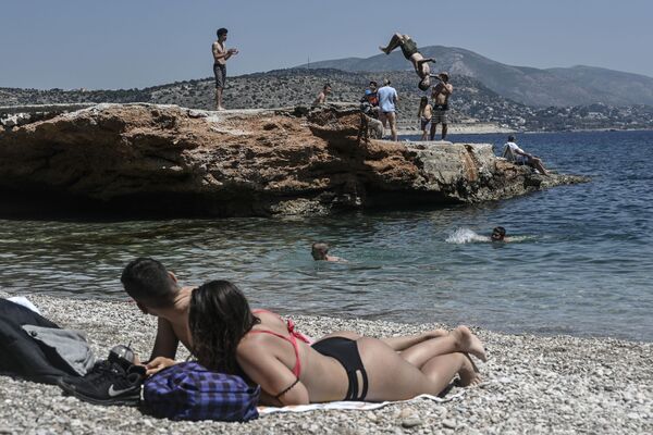 Отдыхающие на пляже в Афинах - Sputnik Абхазия